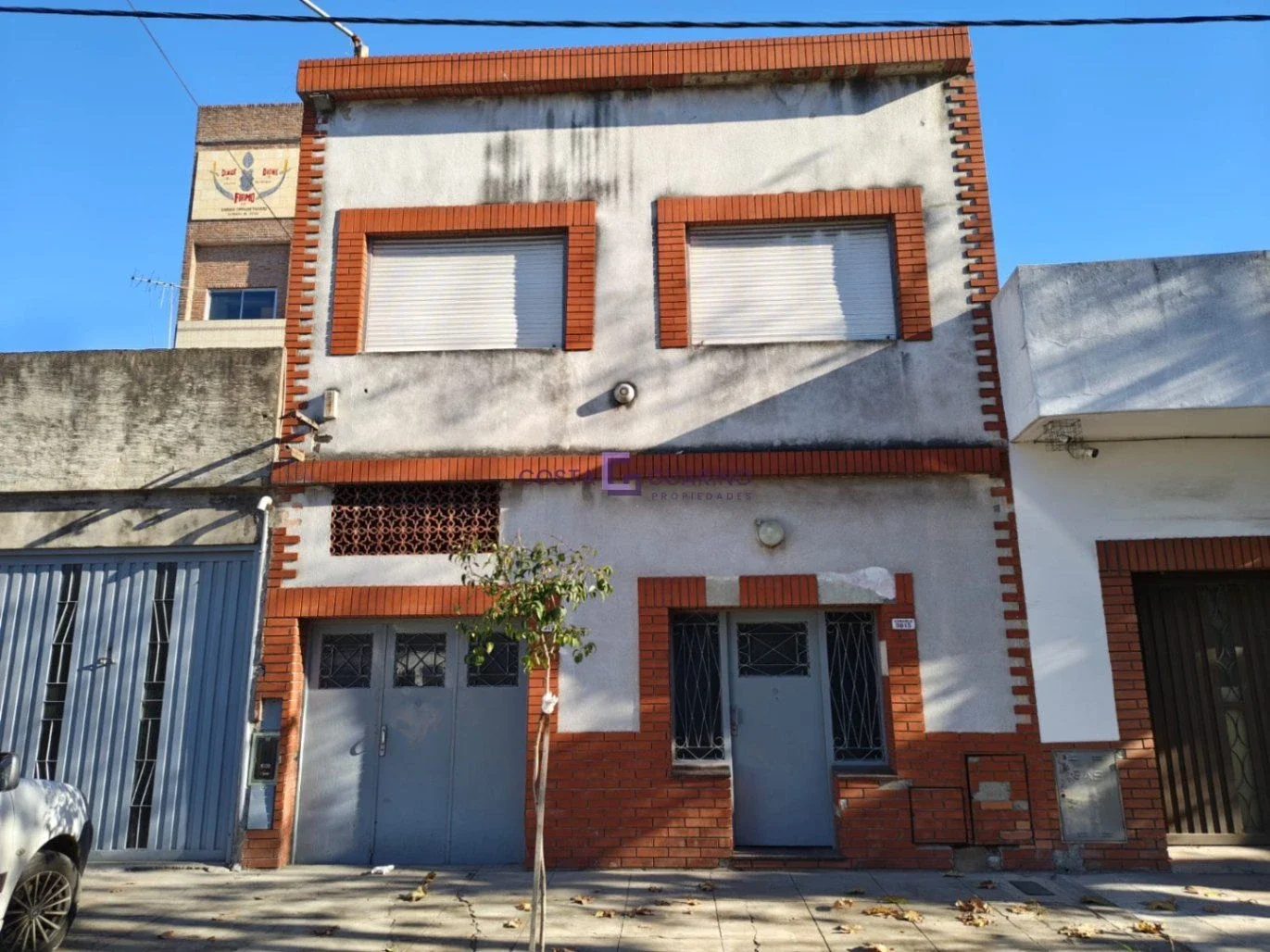 Galpón de 316 m² en 2 plantas con oficinas, baño y vestuarios - Imagen 1