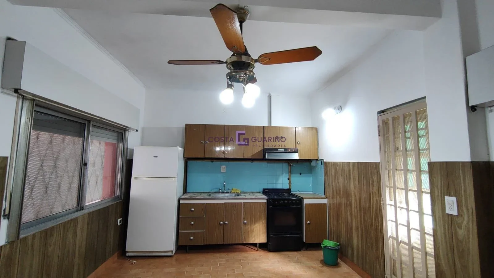 Excelente casa de 3 ambientes con cochera y patio con parrilla - Imagen 4