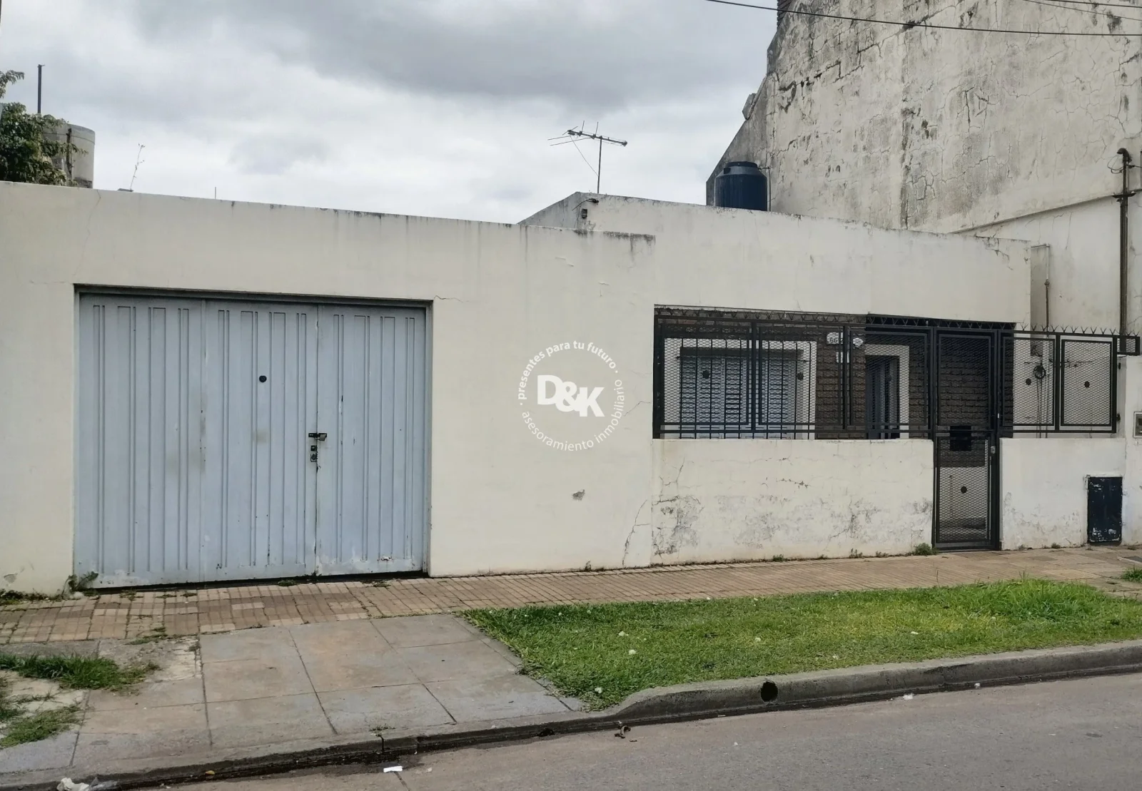 Casa en venta a refaccionar de 3 dormitorios en Jose Leon Suarez - Imagen 1