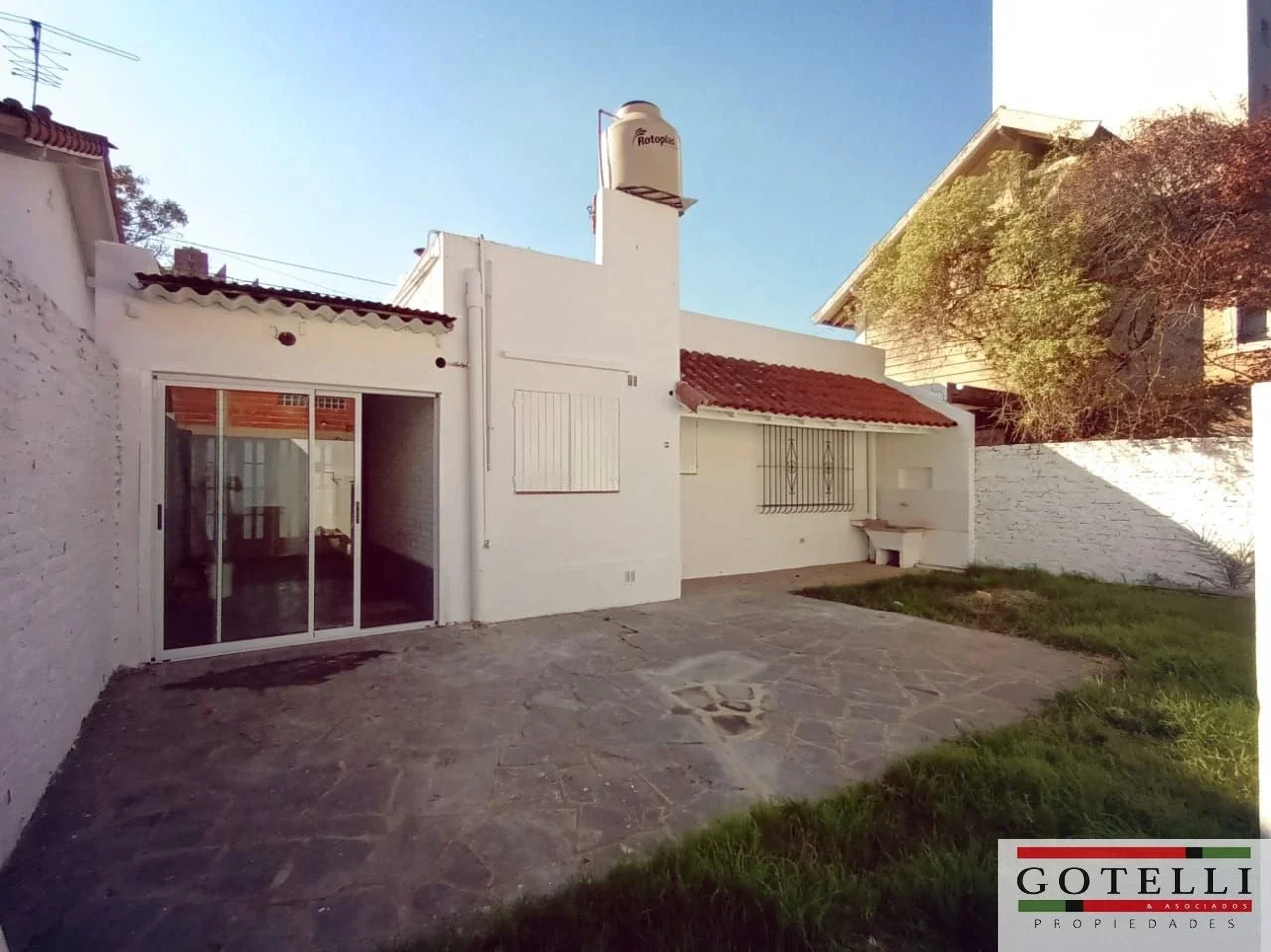Alquiler Monte Gande Casa de 2 dormitorios con cochera y jardin. - Imagen 4